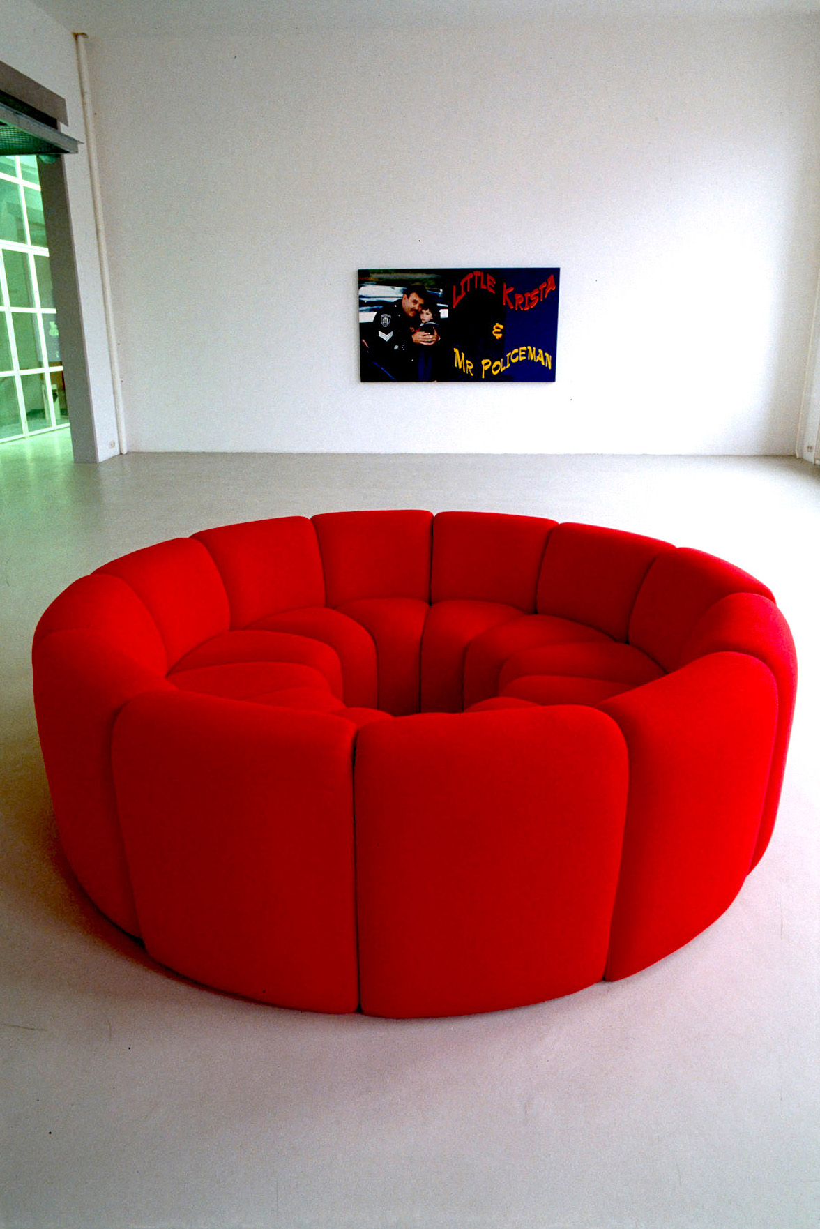 Ken Lum, Red Circle, 1986, fabric, wood, Dimensions variable. Image courtesy of the Kunstinstituut Melly.