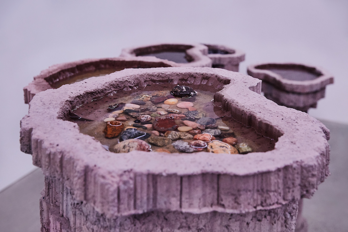 Tiril Hasselknippe, Braut (detail), 2020, concrete, pigment, rebar, seashells, moss, crab, stones, gravel, sand, coal, water, dimensions variable