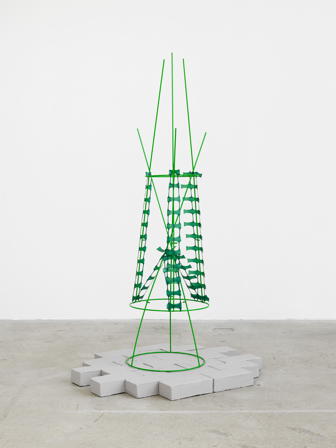 Linnea Kniaz, Framework 7, 2017, powder-coated wire, construction mesh, work: 52h x 13.5w x 13.5d in; pedestal: 2h x 26w x 32d in; 21 acrylic-painted bricks each: 2h x 3.5w x 8d in.