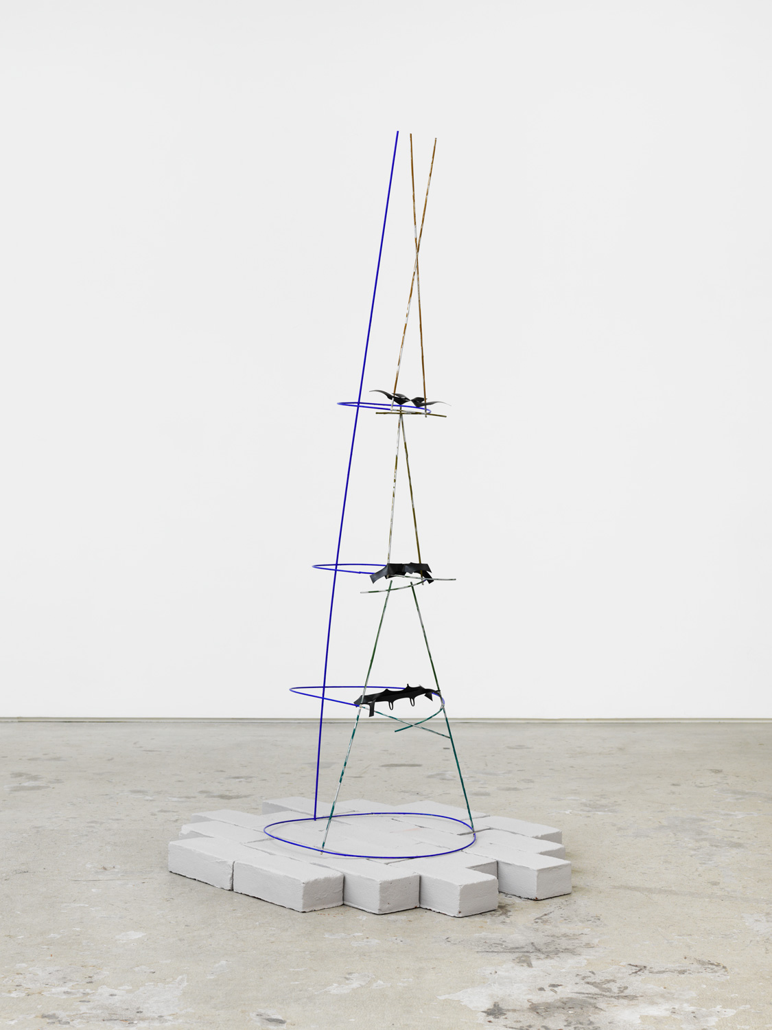 Linnea Kniaz, Framework 8, 2017, wire, construction mesh, acrylic, gouache, work: 53.75h x 16w x 16d in; pedestal: 2h x 26w x 32d in; 21 acrylic-painted bricks each: 2h x 3.5w x 8d in.