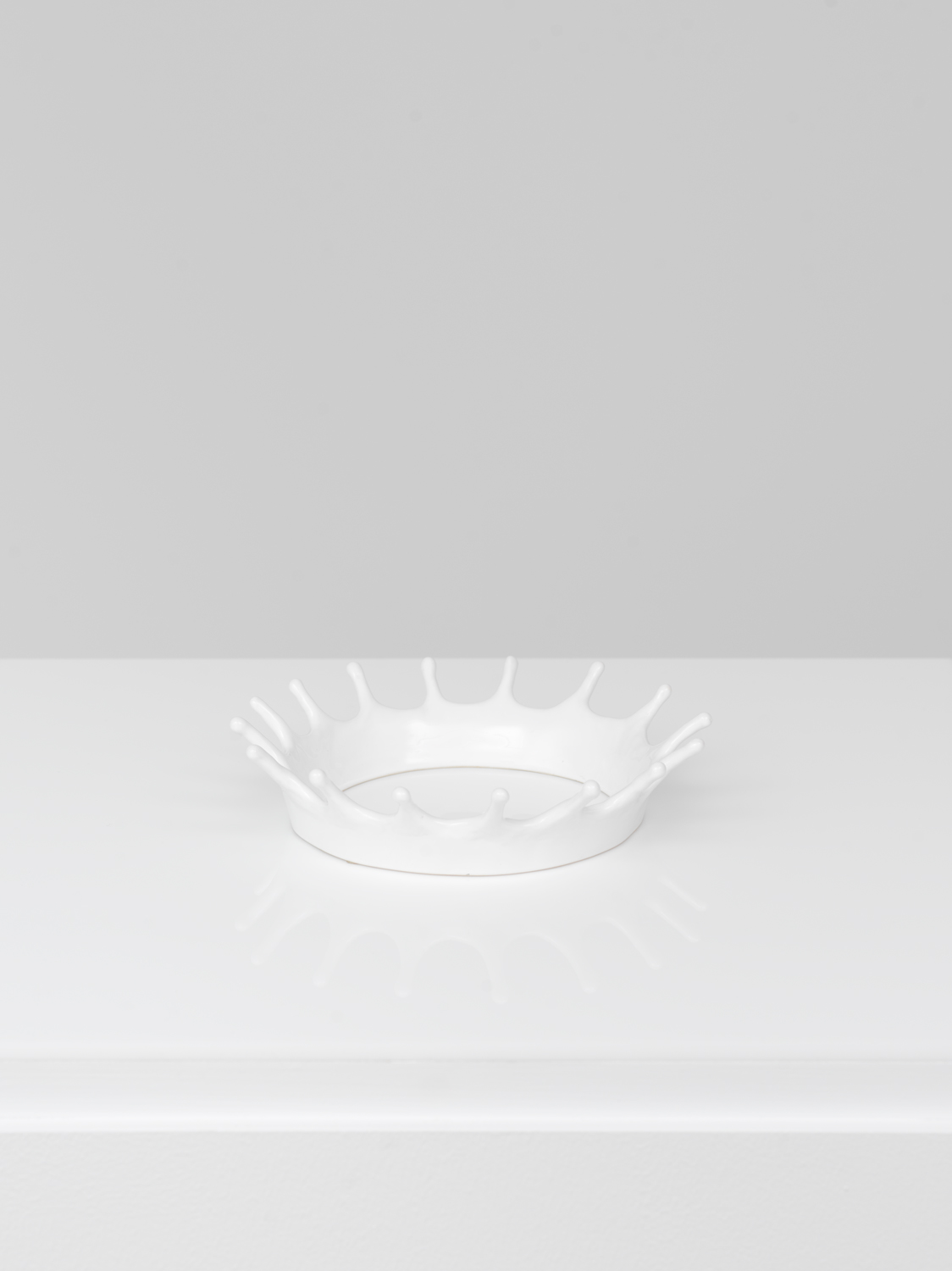 Jennifer Bolande, Milk Crown, 1987-88, Sculpture: Porcelain, Support: White plexiglass, Displayed on a pedestal with vitrine, Sculpture: 1 1/2 x 6 3/4 x 6 3/4 in.